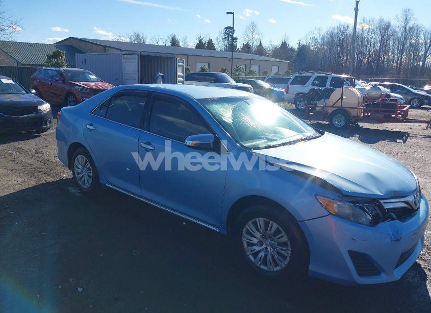 2013 Toyota Camry LE (VIN 4T4BF1FK3DR320452) main photo