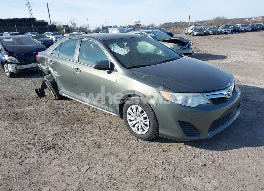 2014 Toyota Camry LE (VIN 4T4BF1FK3ER381303) main photo