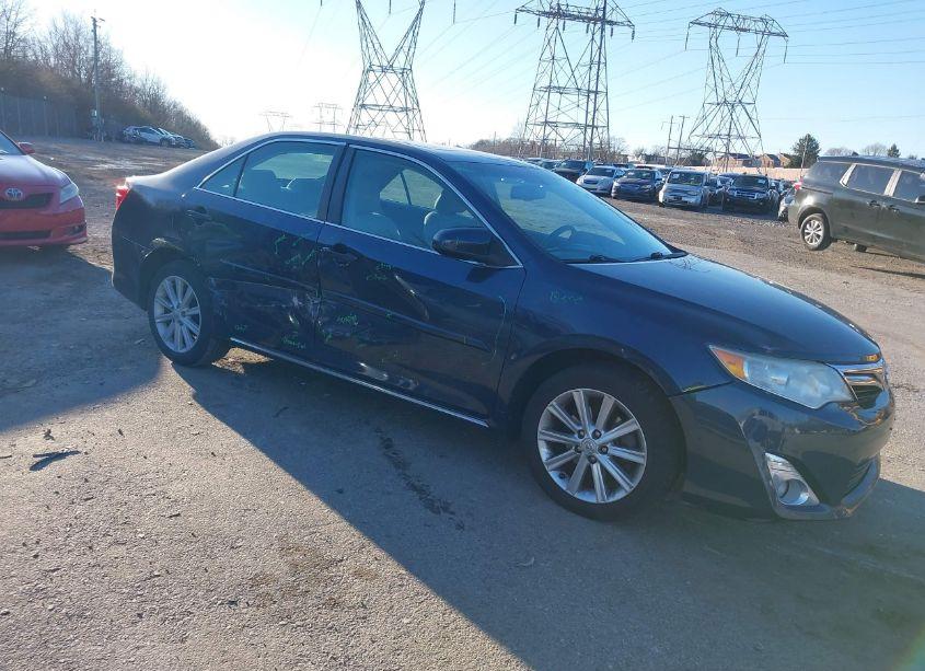 2014 Toyota Camry XLE (VIN 4T4BF1FK3ER407804) main photo