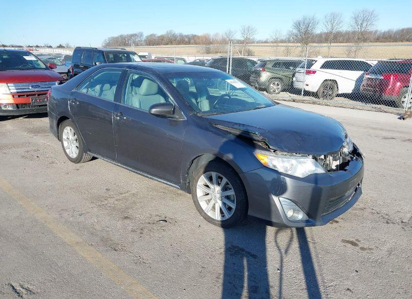 2014 Toyota Camry XLE (VIN 4T4BF1FK3ER415191) main photo