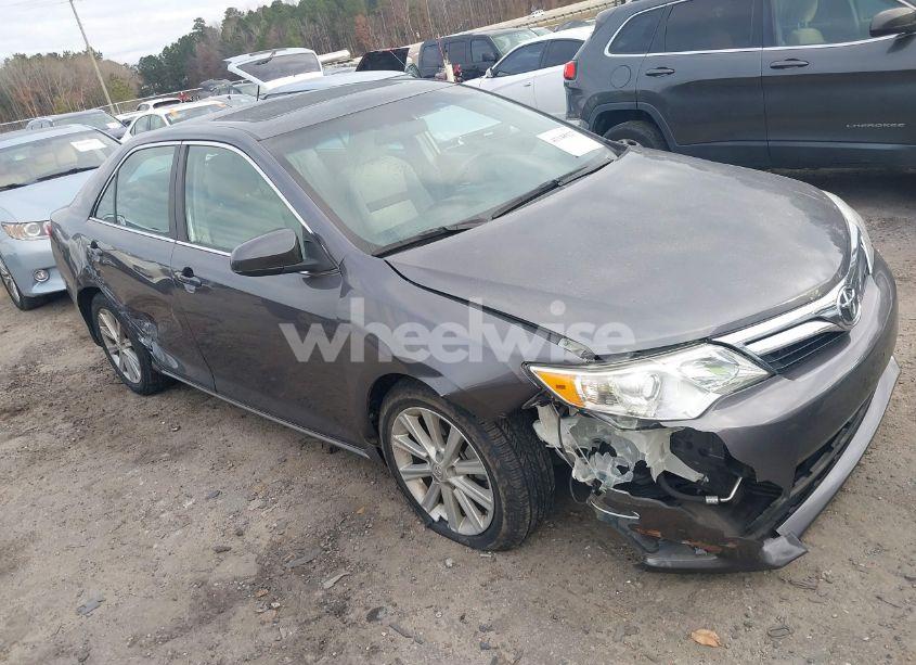 2014 Toyota Camry XLE (VIN 4T4BF1FK3ER423002) main photo