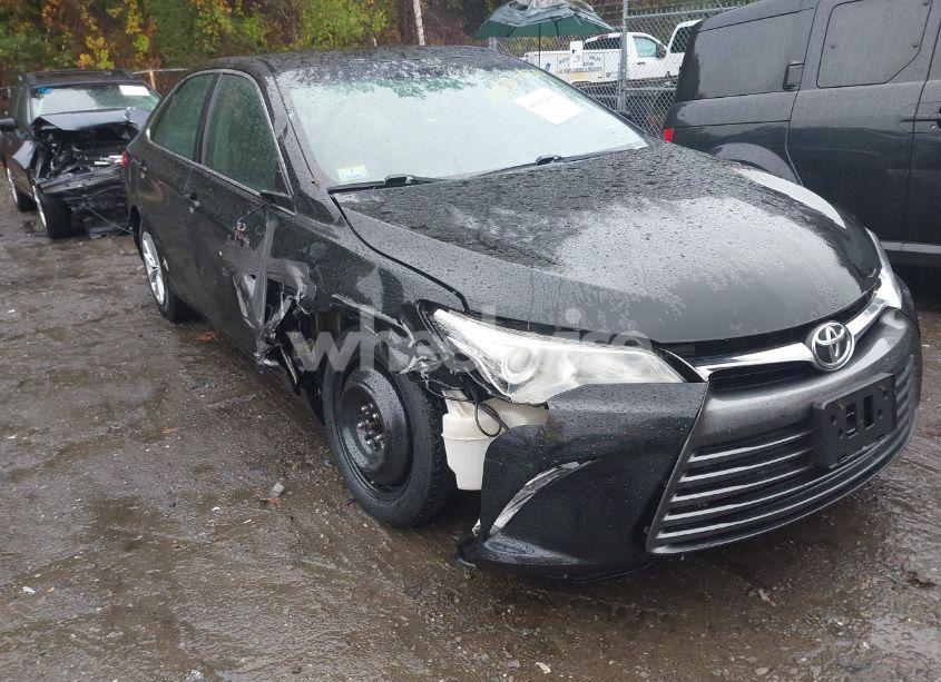 2015 Toyota Camry LE (VIN 4T4BF1FK3FR473237) main photo