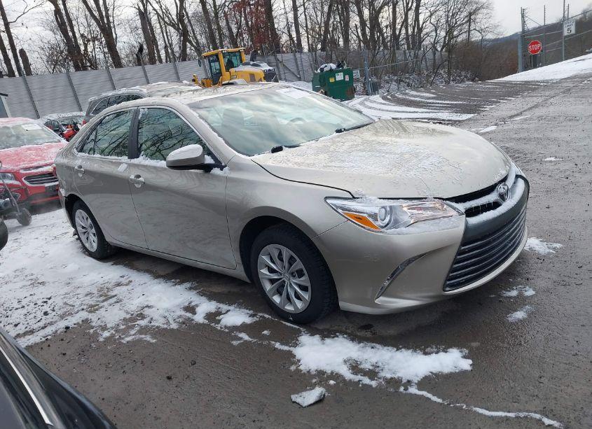 2015 Toyota Camry LE (VIN 4T4BF1FK3FR487297) main photo