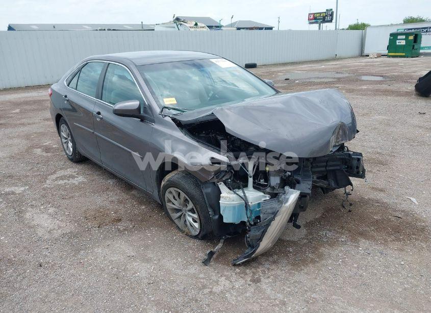2015 Toyota Camry LE (VIN 4T4BF1FK3FR490782) main photo