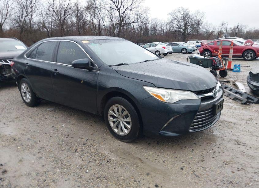 2015 Toyota Camry LE (VIN 4T4BF1FK3FR493696) main photo