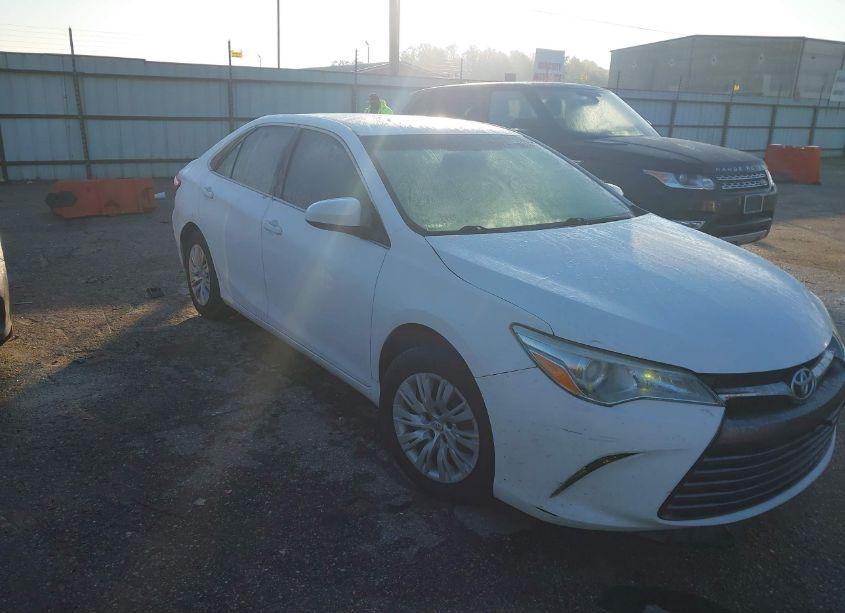2016 Toyota Camry LE (VIN 4T4BF1FK3GR581939) main photo