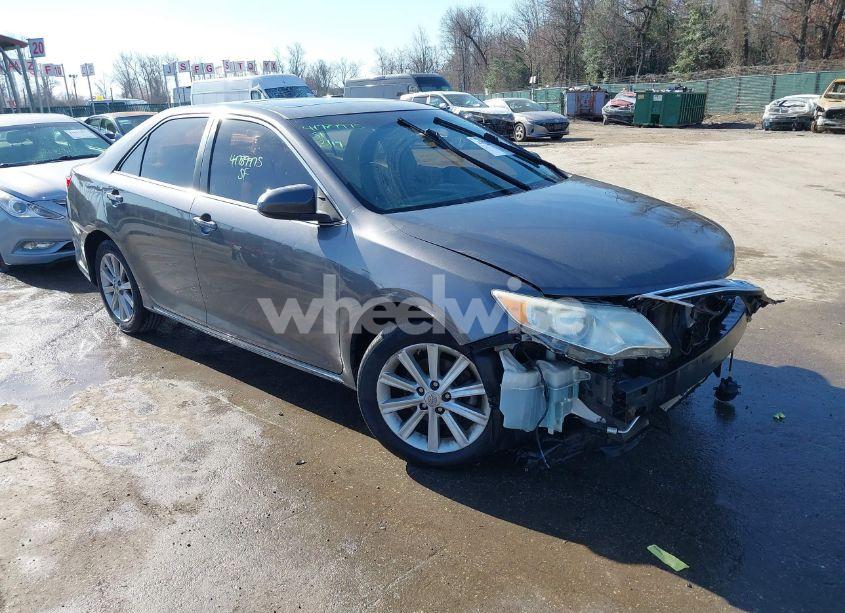 2013 Toyota Camry XLE (VIN 4T4BF1FK4DR305040) main photo