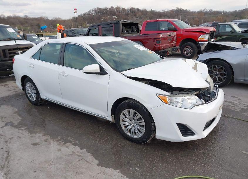 2013 Toyota Camry LE (VIN 4T4BF1FK4DR326261) main photo