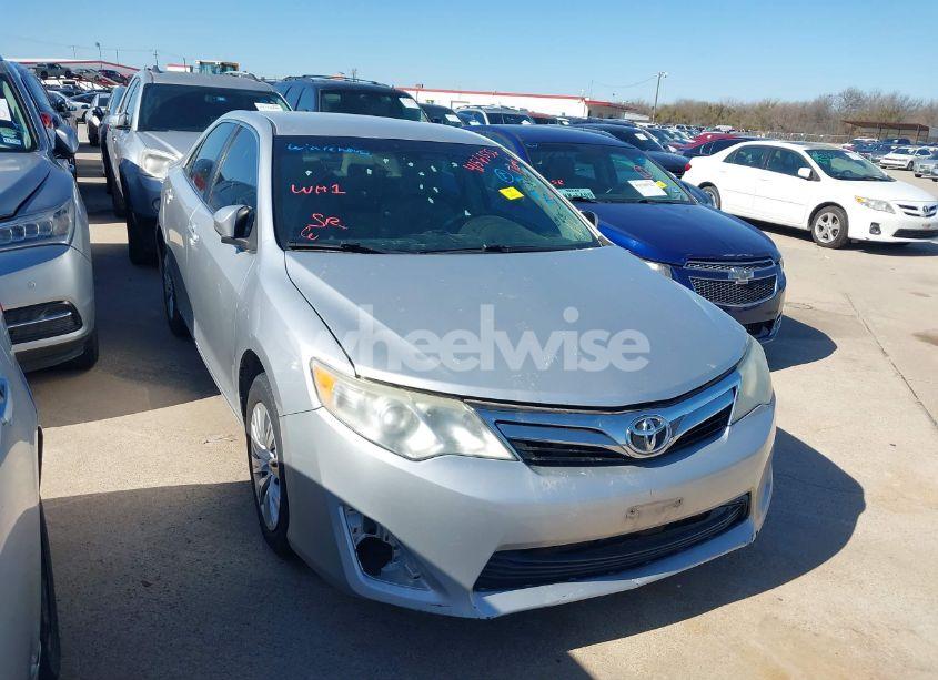 2014 Toyota Camry LE (VIN 4T4BF1FK4ER340016) main photo