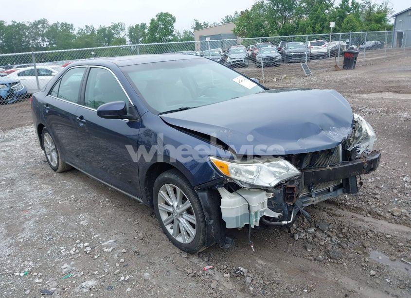 2014 Toyota Camry XLE (VIN 4T4BF1FK4ER398529) main photo