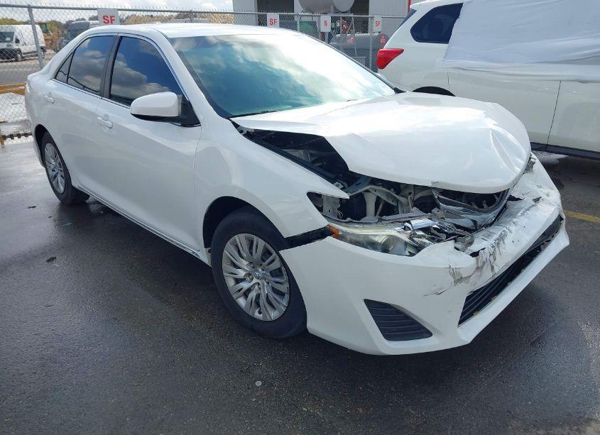 2014 Toyota Camry LE (VIN 4T4BF1FK4ER409576) main photo
