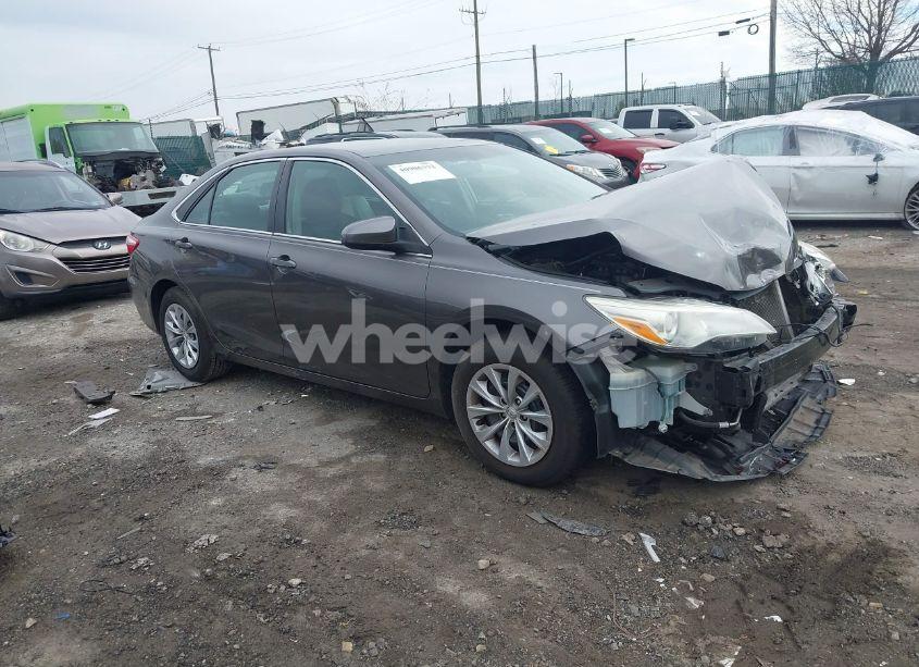 2015 Toyota Camry LE (VIN 4T4BF1FK4FR458696) main photo