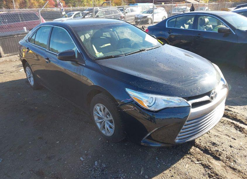 2015 Toyota Camry LE (VIN 4T4BF1FK4FR458861) main photo