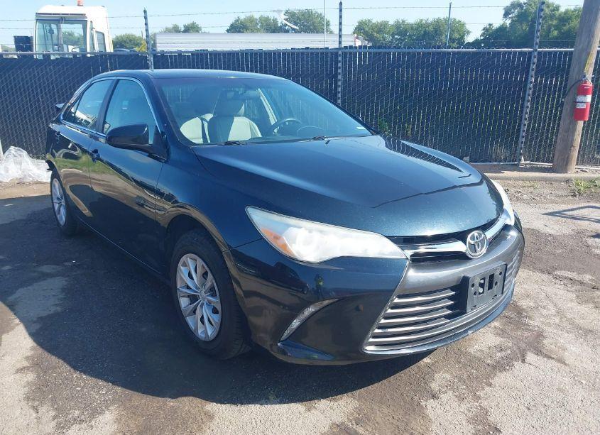 2015 Toyota Camry LE (VIN 4T4BF1FK4FR473103) main photo