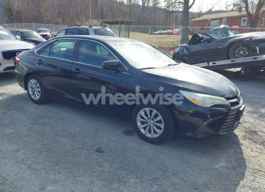 2015 Toyota Camry LE (VIN 4T4BF1FK4FR481976) main photo
