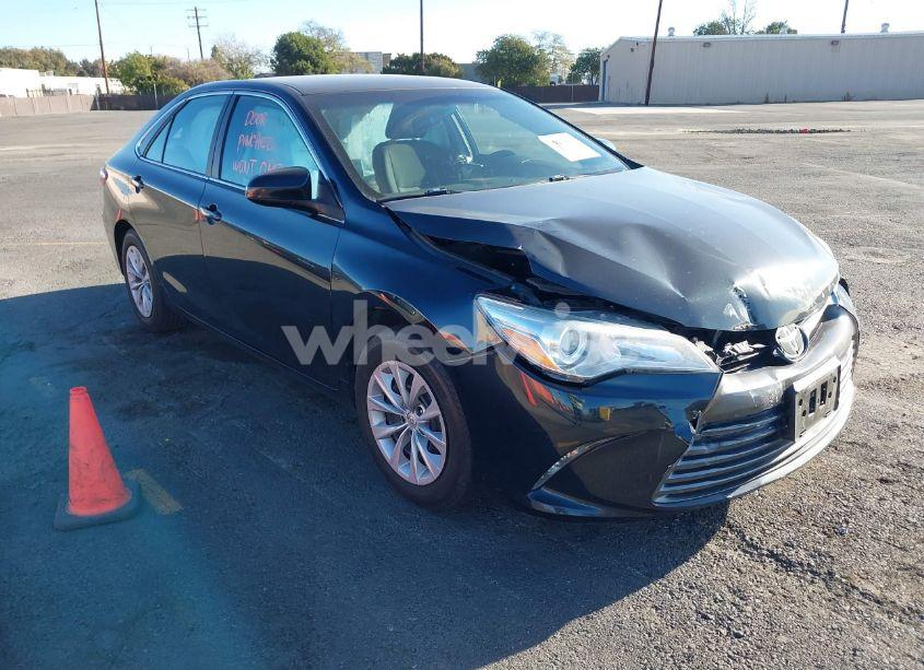 2015 Toyota Camry LE (VIN 4T4BF1FK4FR512658) main photo