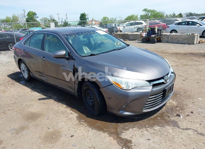 2016 Toyota Camry LE (VIN 4T4BF1FK4GR550988) main photo