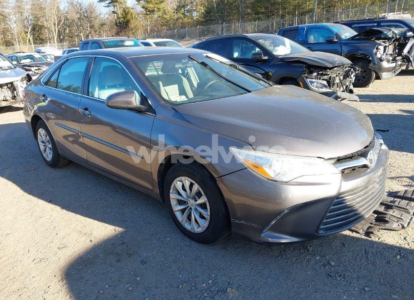 2016 Toyota Camry LE (VIN 4T4BF1FK4GR555852) main photo