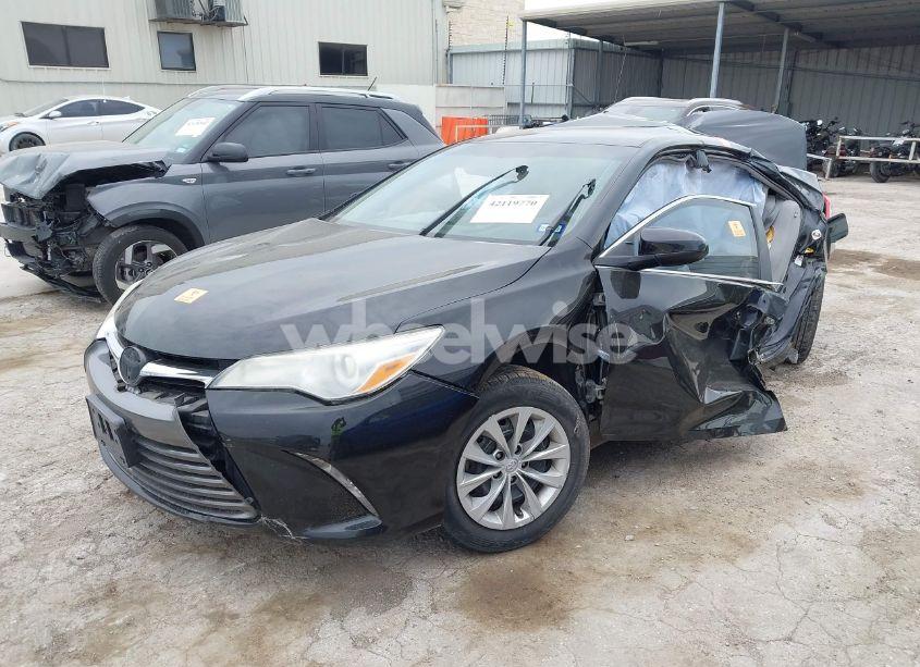 Photo 2 of 2016 Toyota Camry LE (VIN 4T4BF1FK4GR557780)