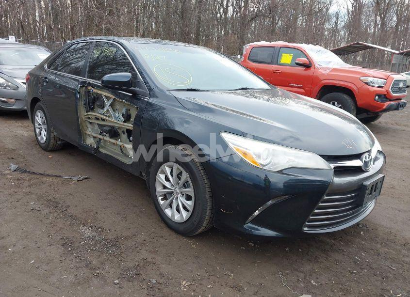 2016 Toyota Camry LE (VIN 4T4BF1FK4GR571226) main photo
