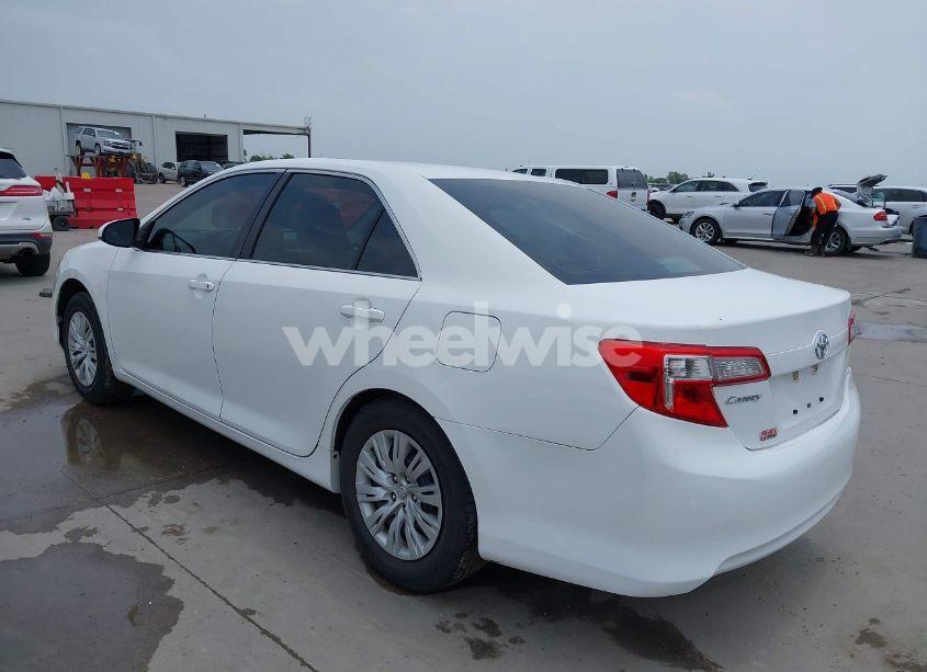 Photo 3 of 2014 Toyota Camry L (VIN 4T4BF1FK5ER347251)