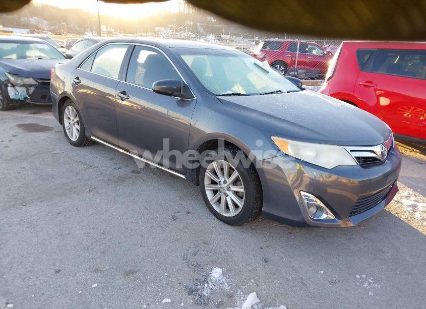 2014 Toyota Camry XLE (VIN 4T4BF1FK5ER357326) main photo