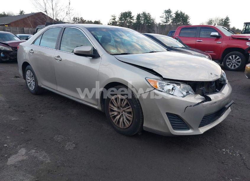 2014 Toyota Camry LE (VIN 4T4BF1FK5ER359951) main photo