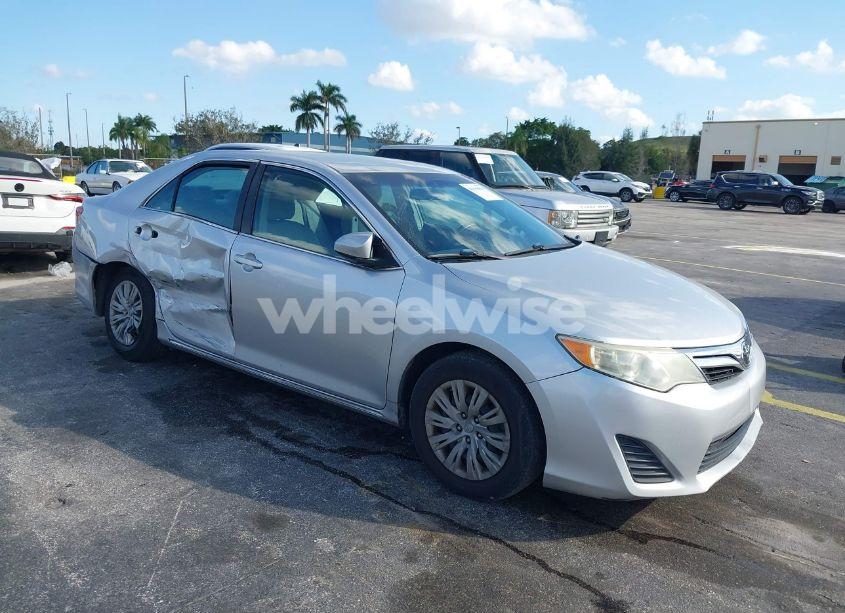 2014 Toyota Camry LE (VIN 4T4BF1FK5ER408579) main photo