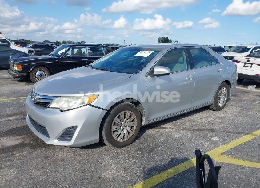 Photo 2 of 2014 Toyota Camry LE (VIN 4T4BF1FK5ER408579)