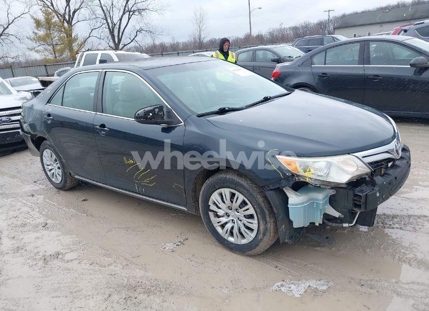 2014 Toyota Camry LE (VIN 4T4BF1FK5ER414415) main photo