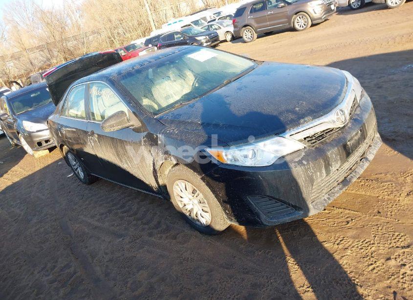 2014 Toyota Camry LE (VIN 4T4BF1FK5ER425253) main photo