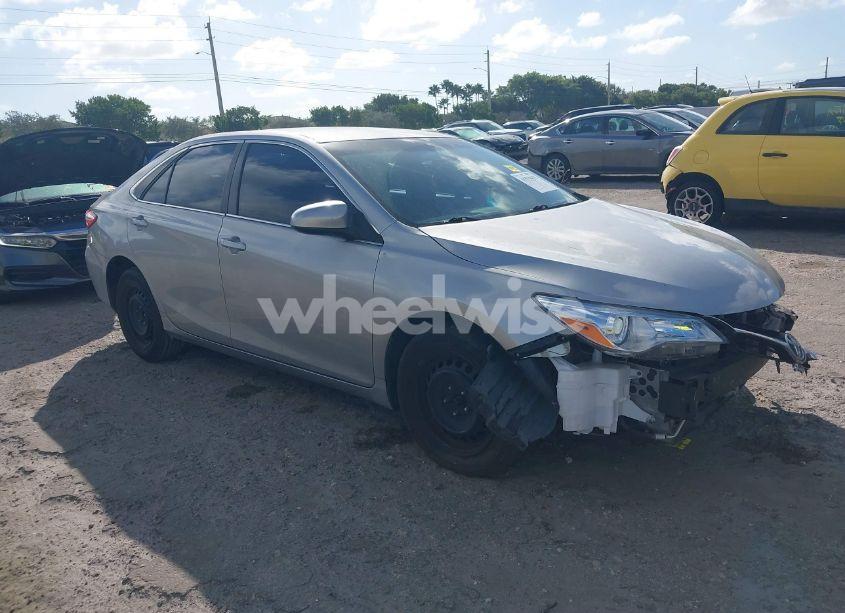 2015 Toyota Camry LE (VIN 4T4BF1FK5FR466130) main photo