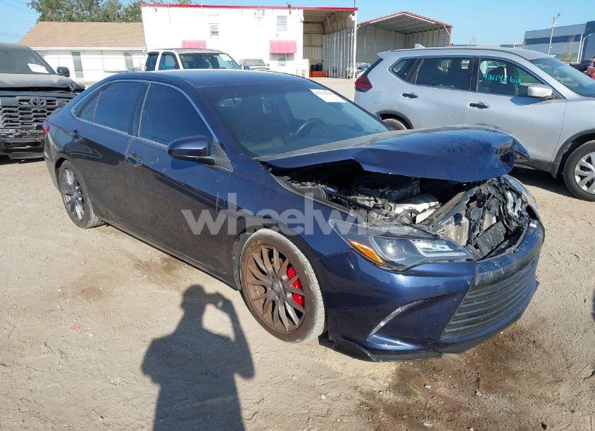 2015 Toyota Camry LE (VIN 4T4BF1FK5FR479427) main photo