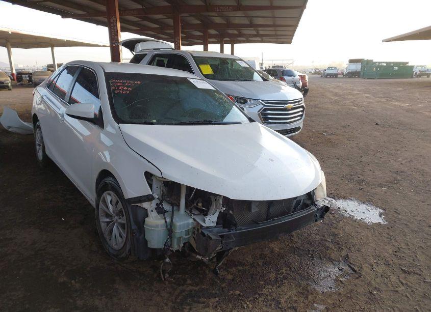 2015 Toyota Camry LE (VIN 4T4BF1FK5FR482327) main photo