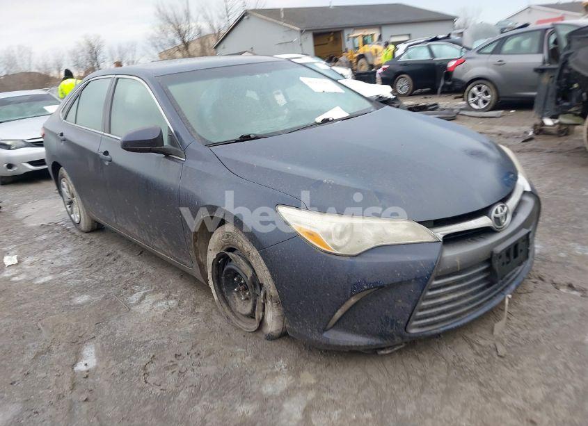 2015 Toyota Camry LE (VIN 4T4BF1FK5FR491139) main photo