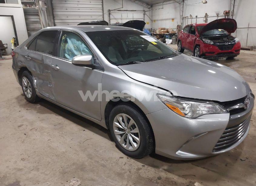 2015 Toyota Camry LE (VIN 4T4BF1FK5FR498933) main photo