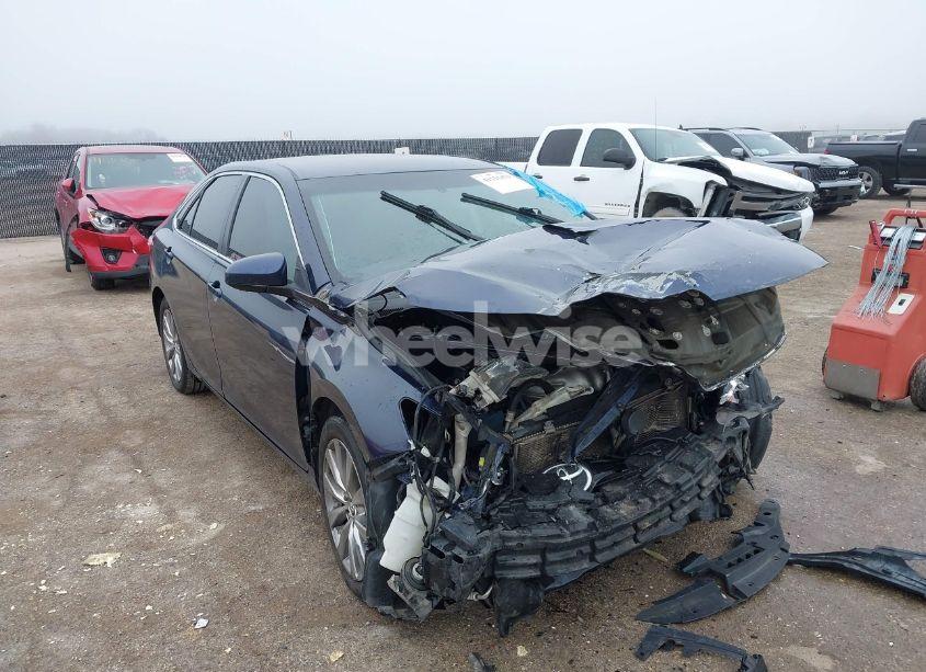 2015 Toyota Camry XLE (VIN 4T4BF1FK5FR504925) main photo