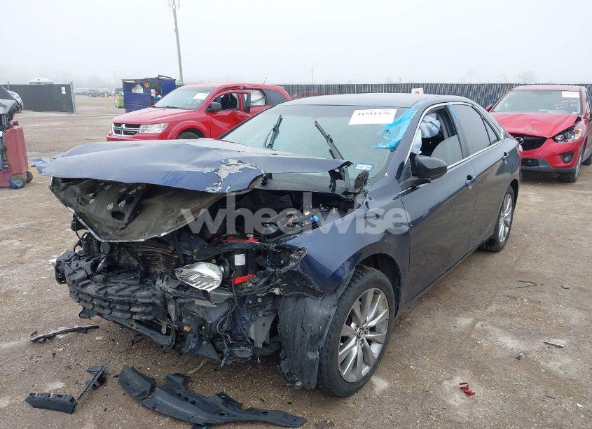 Photo 2 of 2015 Toyota Camry XLE (VIN 4T4BF1FK5FR504925)