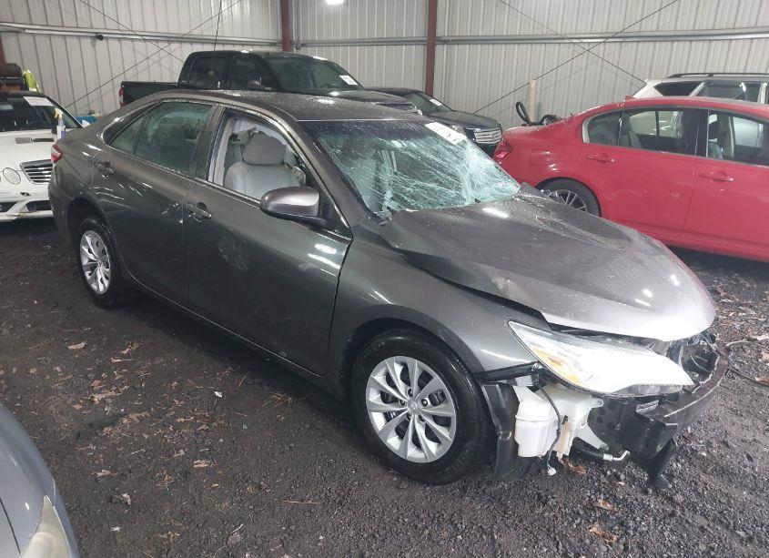 2015 Toyota Camry LE (VIN 4T4BF1FK5FR515696) main photo