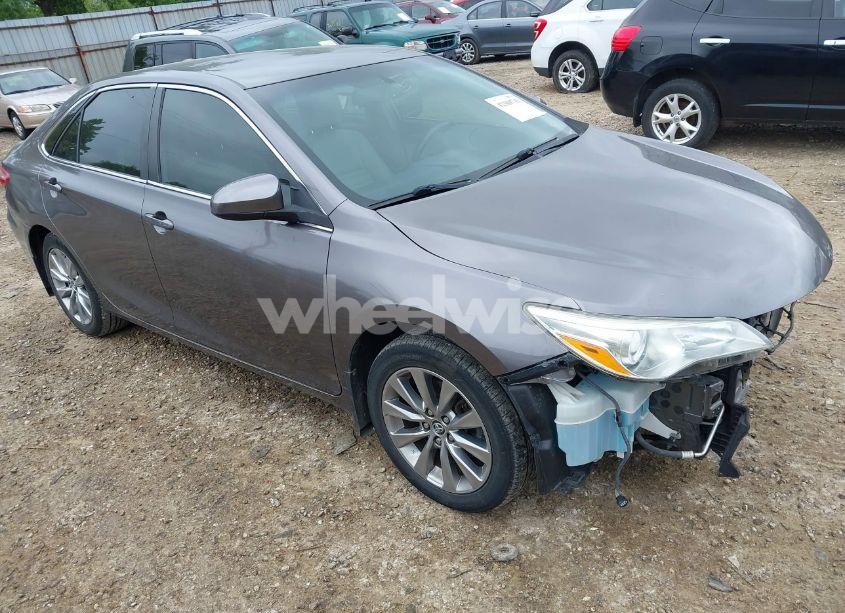 2016 Toyota Camry XLE (VIN 4T4BF1FK5GR540843) main photo