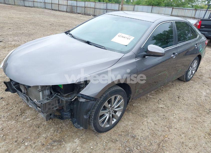 Photo 2 of 2016 Toyota Camry XLE (VIN 4T4BF1FK5GR540843)