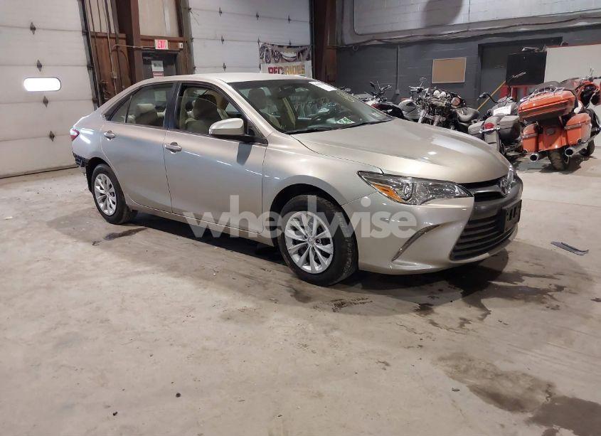 2016 Toyota Camry LE (VIN 4T4BF1FK5GR542592) main photo