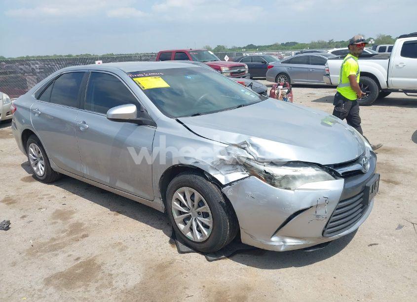 2016 Toyota Camry LE (VIN 4T4BF1FK5GR570991) main photo