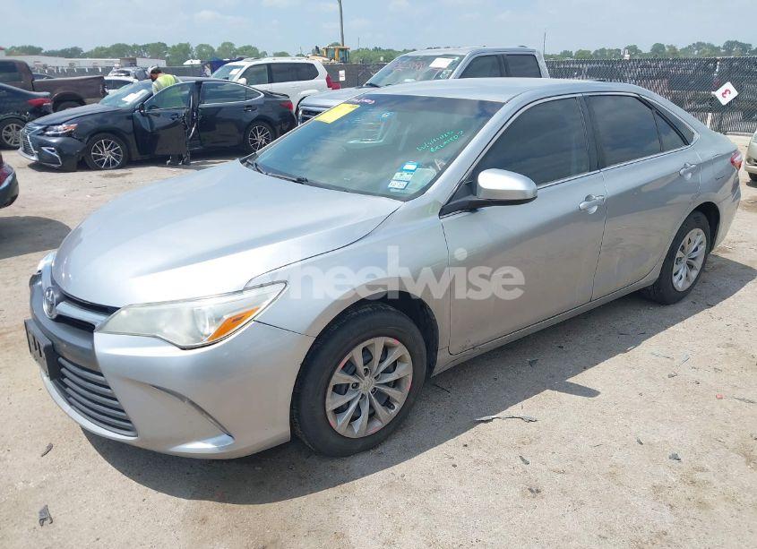 Photo 2 of 2016 Toyota Camry LE (VIN 4T4BF1FK5GR570991)
