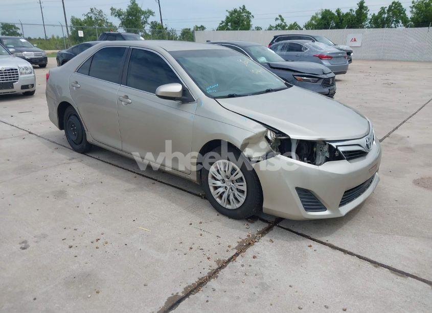2014 Toyota Camry LE (VIN 4T4BF1FK6ER338946) main photo