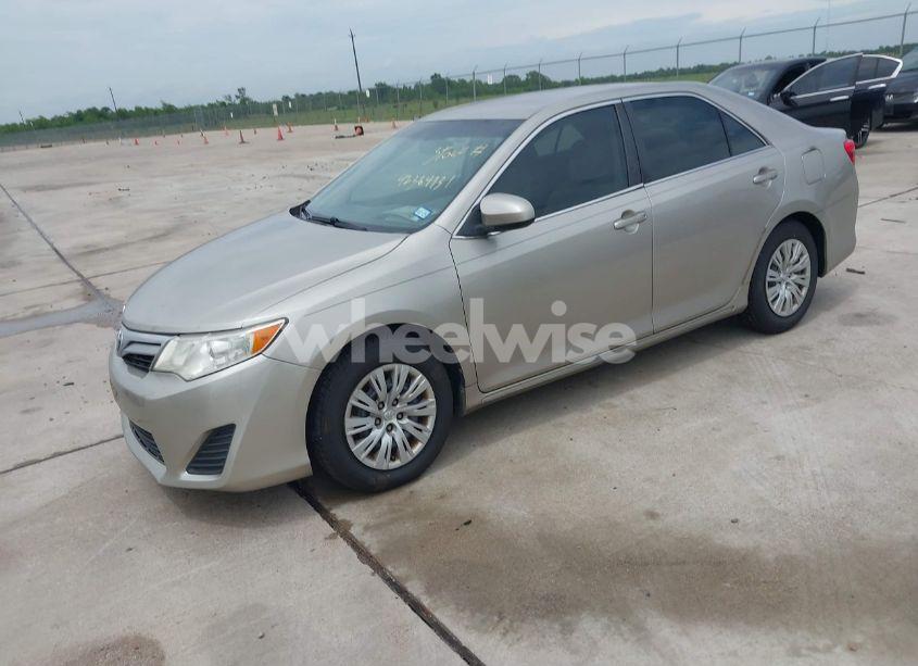 Photo 2 of 2014 Toyota Camry LE (VIN 4T4BF1FK6ER338946)