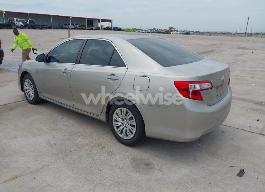 Photo 3 of 2014 Toyota Camry LE (VIN 4T4BF1FK6ER338946)