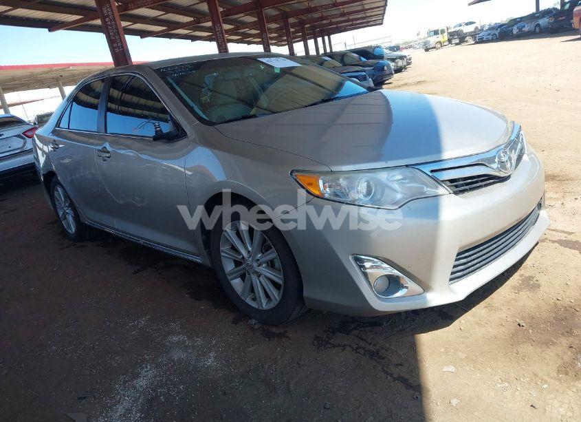 2014 Toyota Camry XLE (VIN 4T4BF1FK6ER340292) main photo