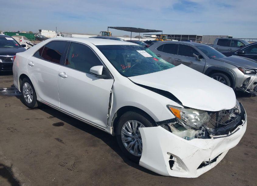 2014 Toyota Camry LE (VIN 4T4BF1FK6ER343032) main photo