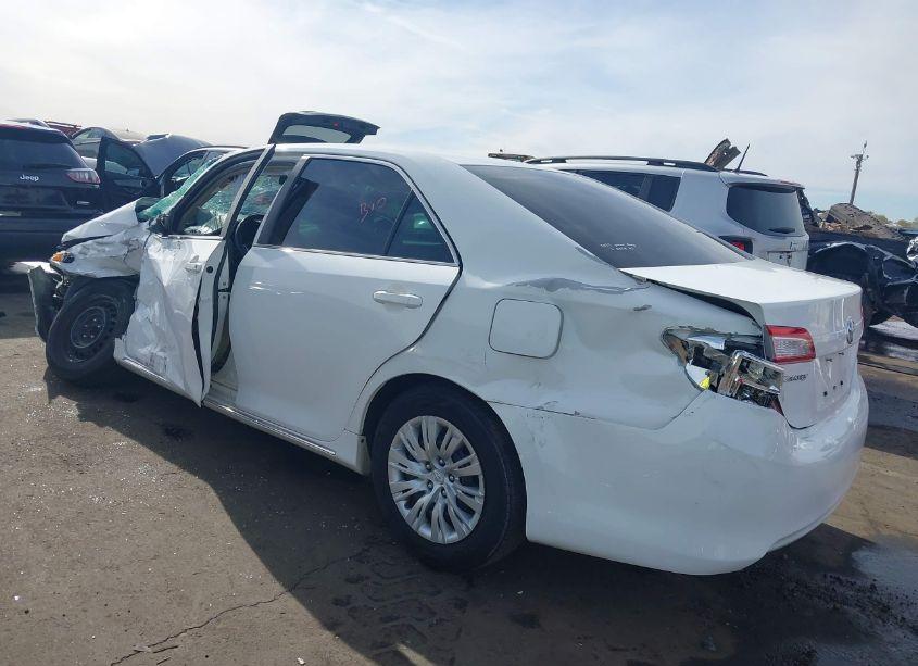 Photo 3 of 2014 Toyota Camry LE (VIN 4T4BF1FK6ER343032)